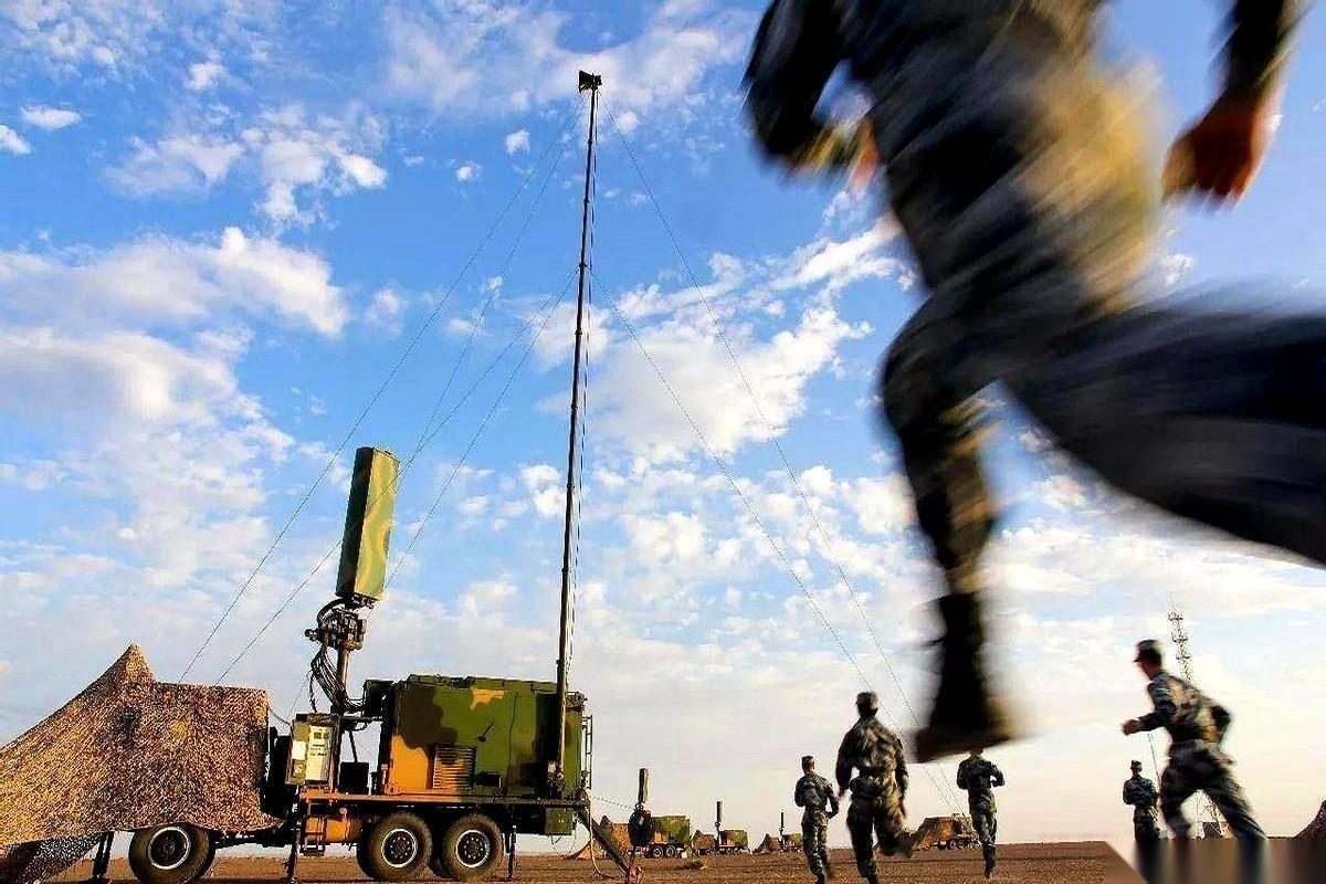 美军的侦察机在南海飞，屏幕上突然跳出来一支庞大的舰队。
飞行员吓一跳，赶紧拉高，