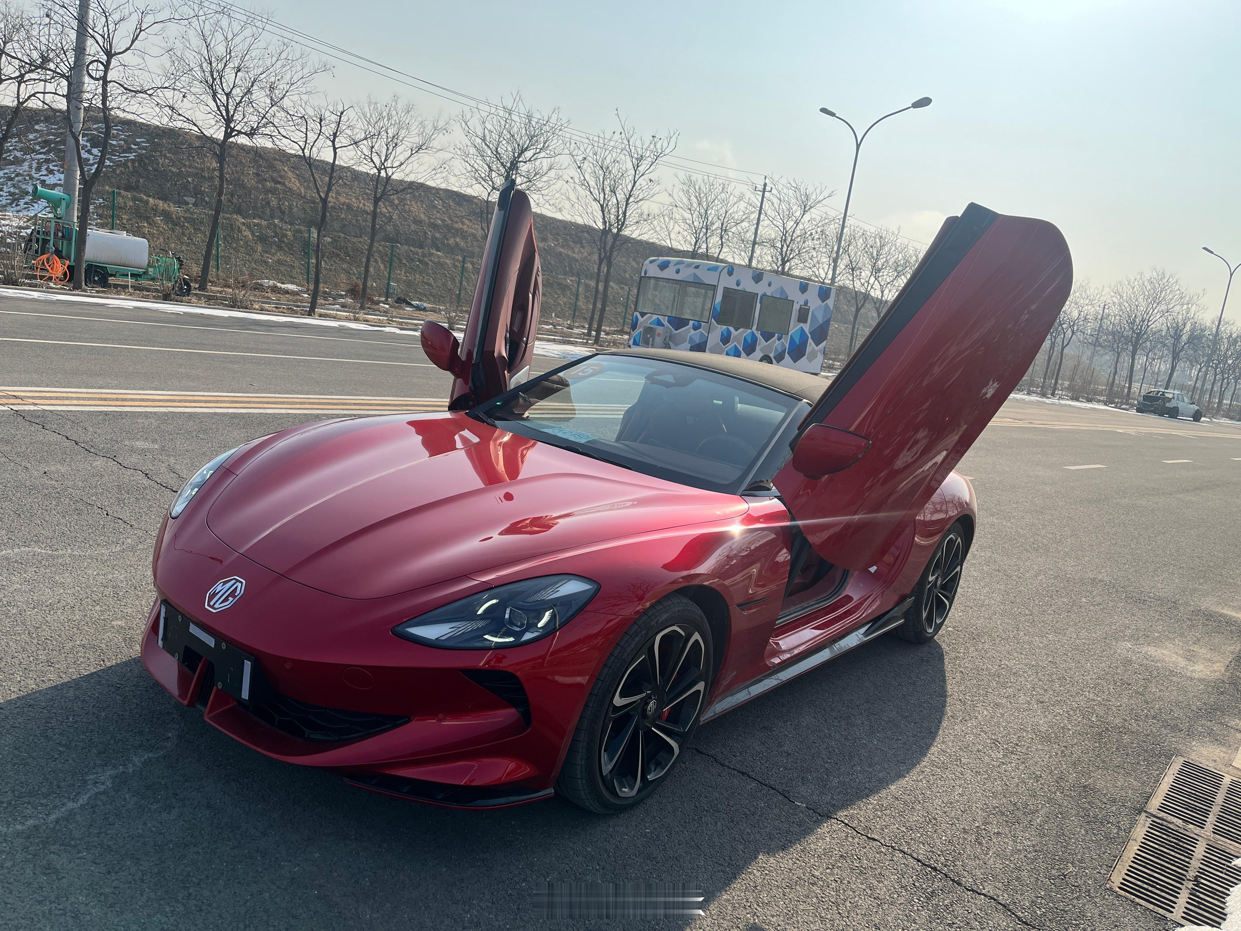 底盘挺舒服可控的，这个价位挺值，就是这后驱给不上劲呀，网上是个评测都说可以100