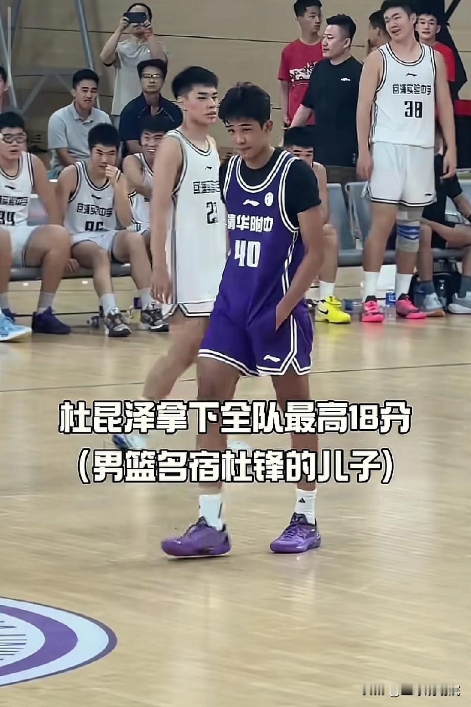 杜峰儿子都长这么大了，这身体天赋绝对是未来国家队成员啊！

杜峰儿子杜昆泽目前在