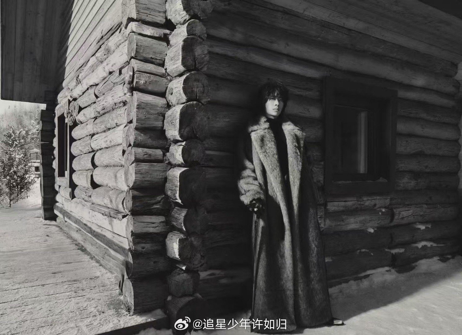 这居然是门尼 皮草是战袍，雪原是疆场。门尼在《巴拉莱卡》MV里上演了一场无声的权