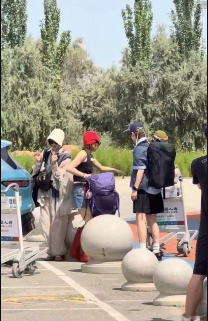 李宇春辛芷蕾高叶倪妮化学反应向野的我们四人围着越野车合力踩后备箱的画面笑点十足，