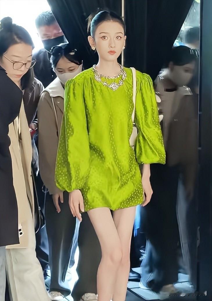 宋祖儿瘦的都要脱相了！远处看她像一具蜡像，真的毫无美感可言！只见她出席果冻穿一身
