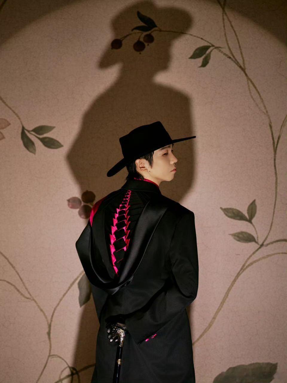 白举纲 戴帽子的男人与小狗 救命！戴帽子的男人+软萌小狗的组合，甜度超标！小白这