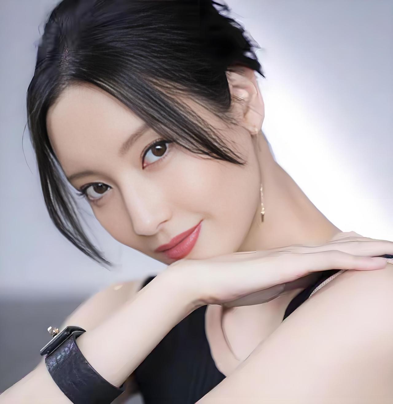 菜菜绪，天生九头身神级比例，172cm身材+逆天长腿，冷艳五官自带锋芒。气场碾压