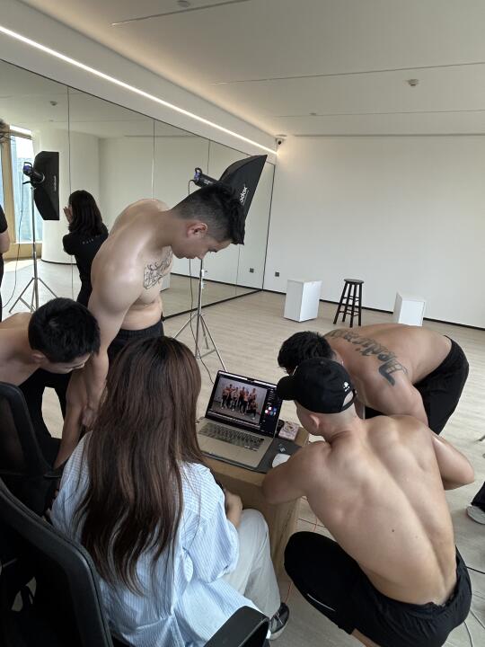 这摄影师的工作太累了，不想干了‼️