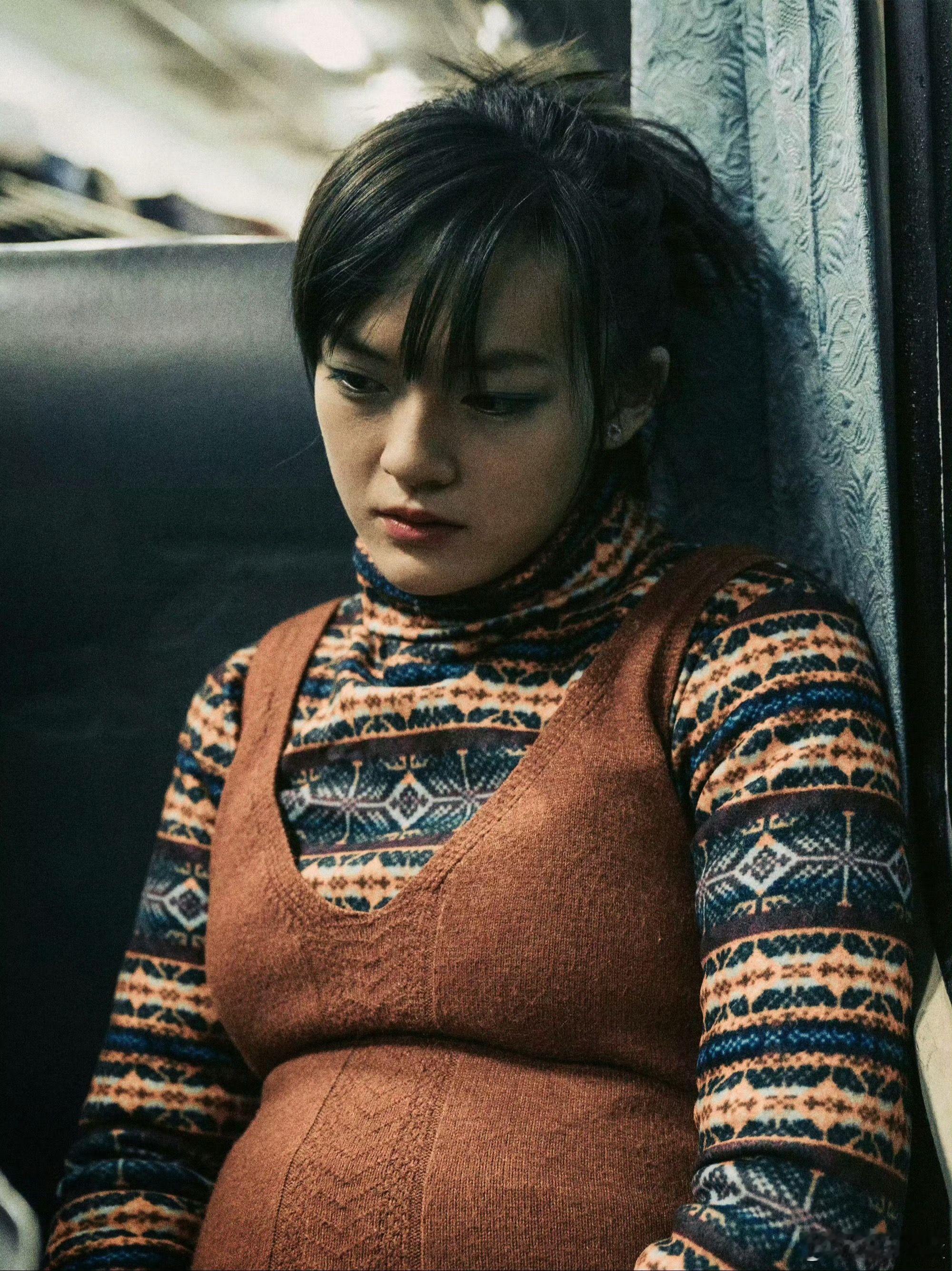 16岁文淇演的孕妇在胡歌新剧《三滴血》中，文淇大胆挑战孕妇角色也是服了，预告片里