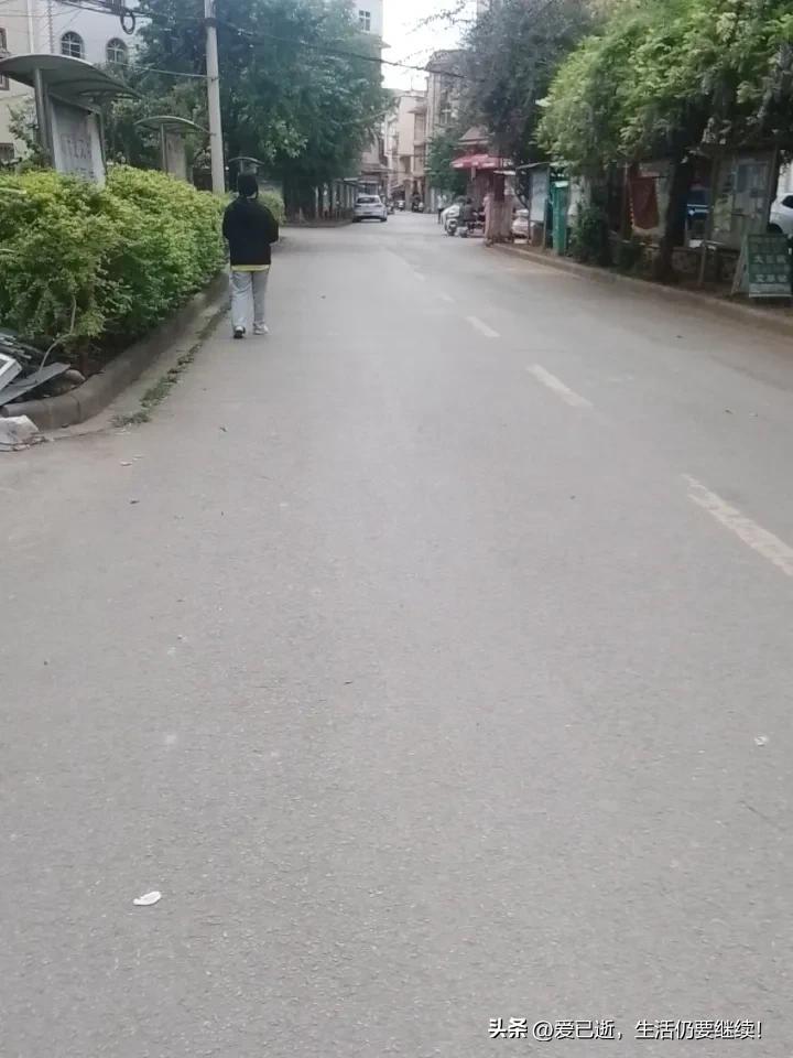 今天为晚饭纠心了！刚刚去菜市场想买点菜，结果两手空空而回，今天真的是不知道要吃什