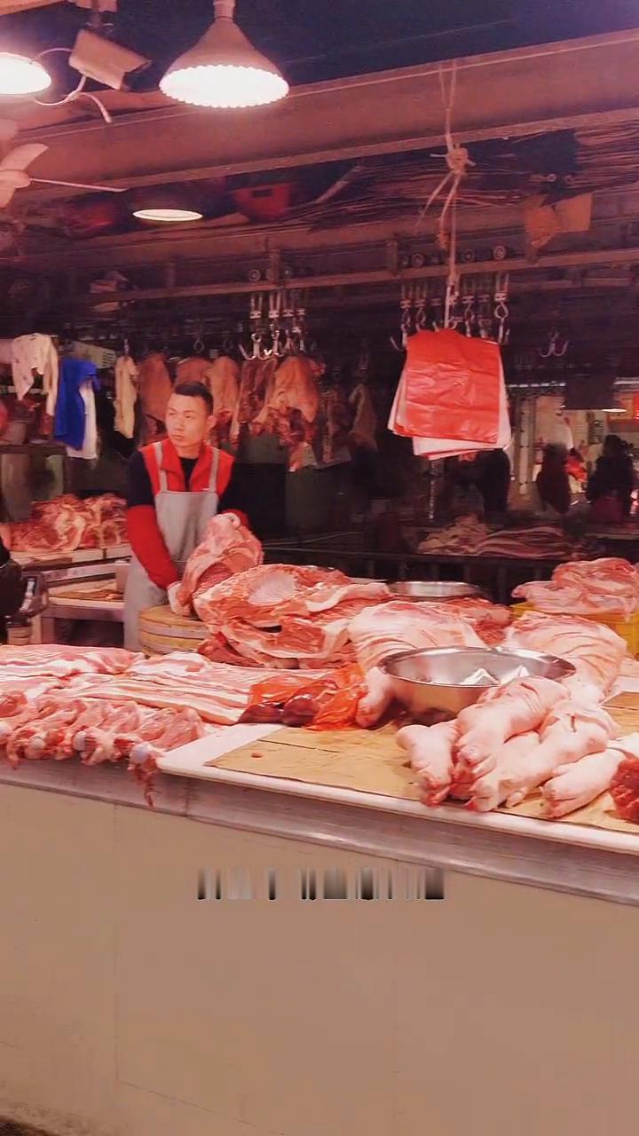 距离中国的传统节日春节还有22天，我们开始去准备年货了。
·首先去市场购买食材，