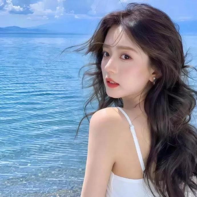 海边微风轻拂，少女如梦似幻