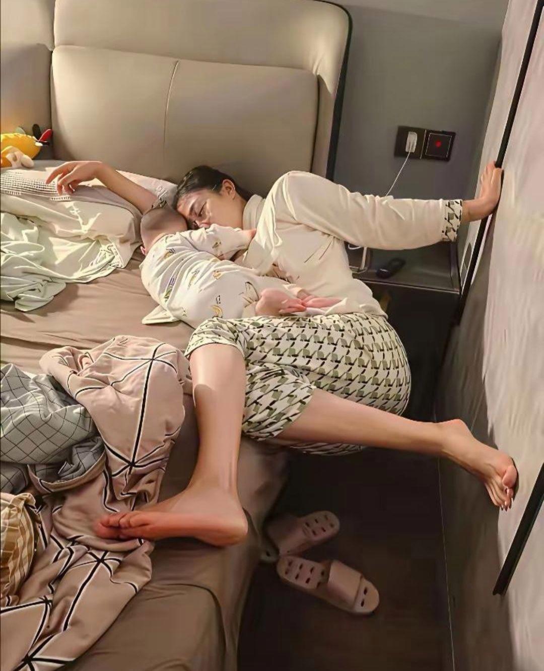 明明睡得这么别扭却不敢挪动，
只有当了妈妈才懂其中苦楚吧？
