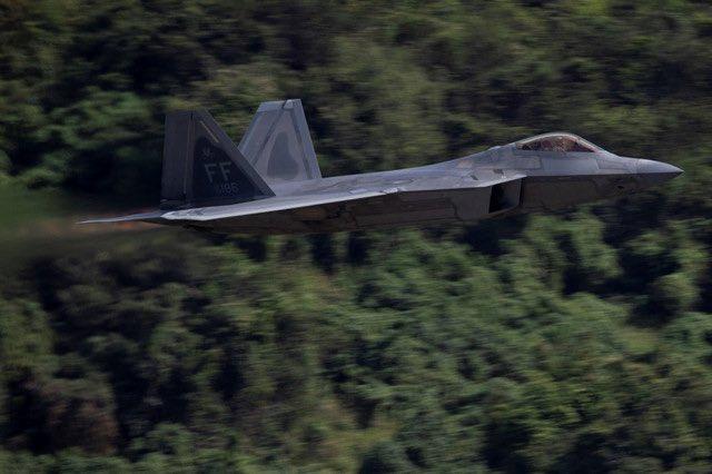 美国空军第一战斗机联队的F-22“猛禽”战斗机于周日离开波多黎各东部的罗斯福路海