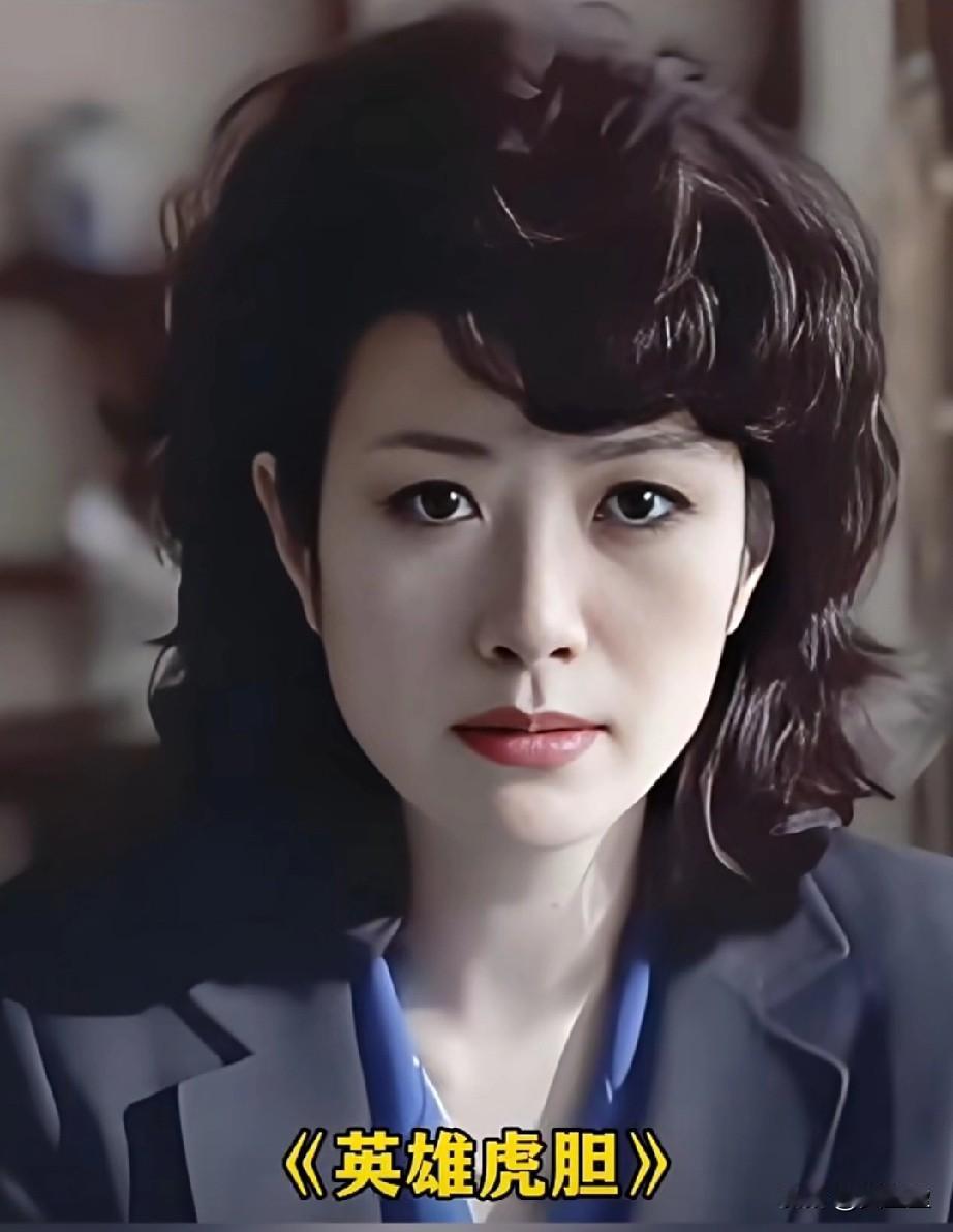 她被称为“军旅专业户”
《英雄虎胆 》《走西口 》里的角色个个经典。
从女贪官到