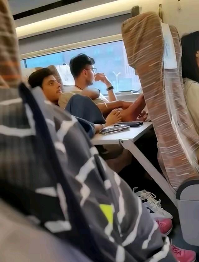 高铁上脱鞋躺卧，

景区乱扔垃圾，

签证放宽了，

文明跟上了吗？

最近坐高