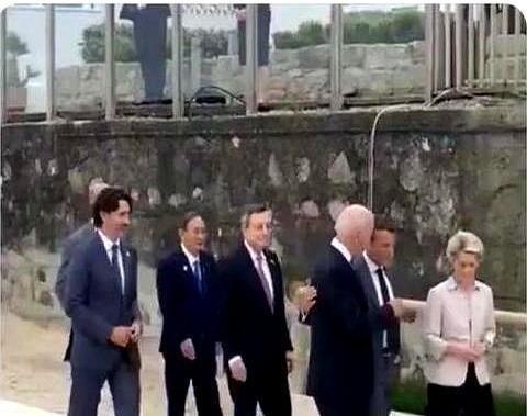 马克龙当着镜头的面，开始点名2026年G7峰会的贵客。印度，请。 韩国，请。巴西