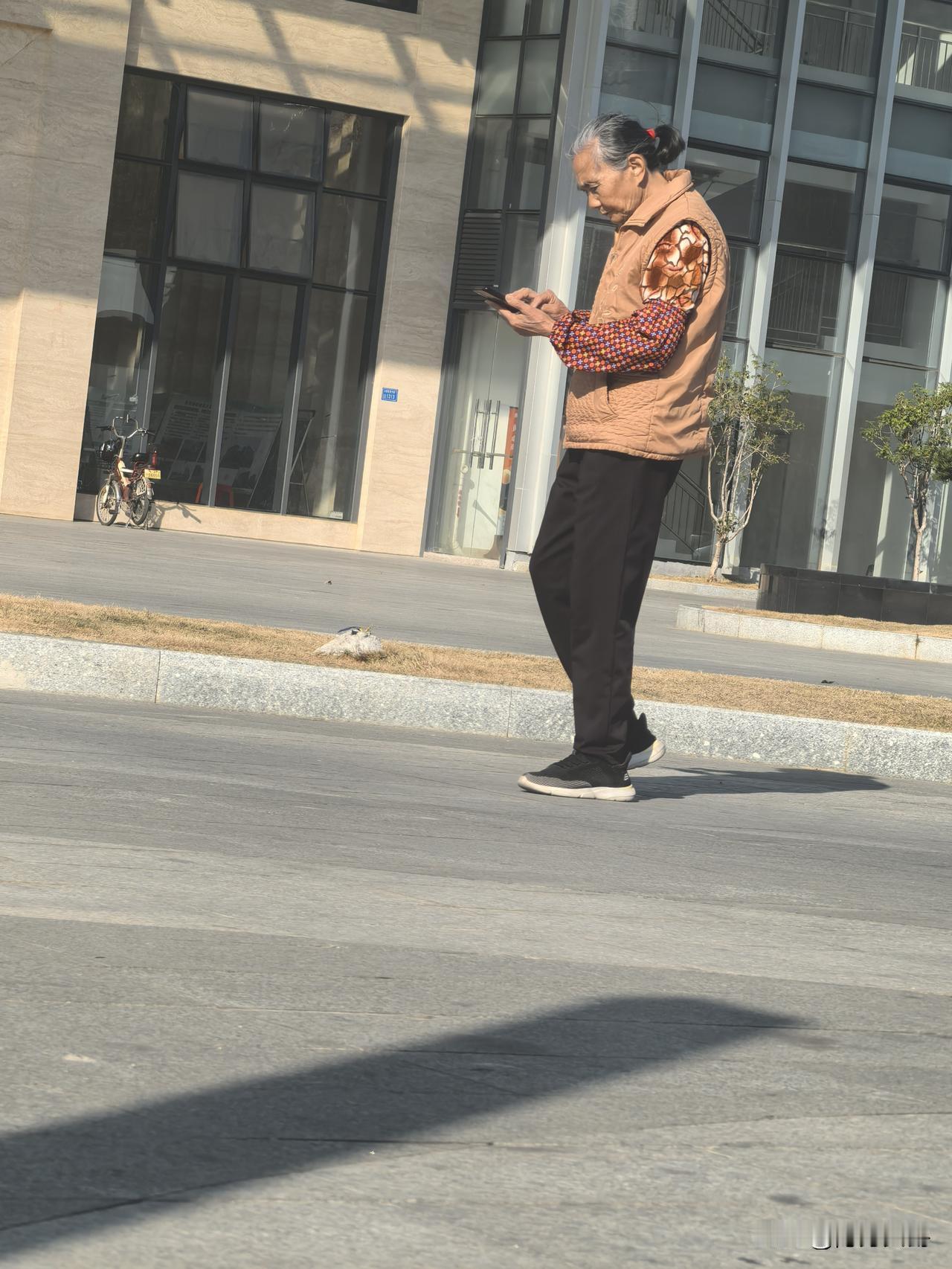 广东遍地这样的千万富婆，
她们不染发，不做发型，花白的头发用1块钱五个的红胶圈一