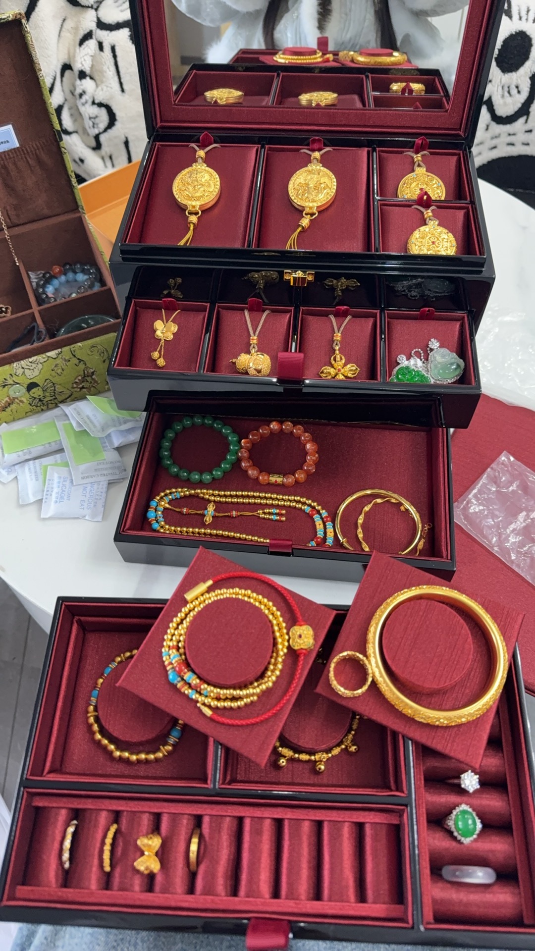 在疯狂买老铺黄金中。。。明天涨价。。。。还有一堆货在路上。。。老铺黄金a股黄金