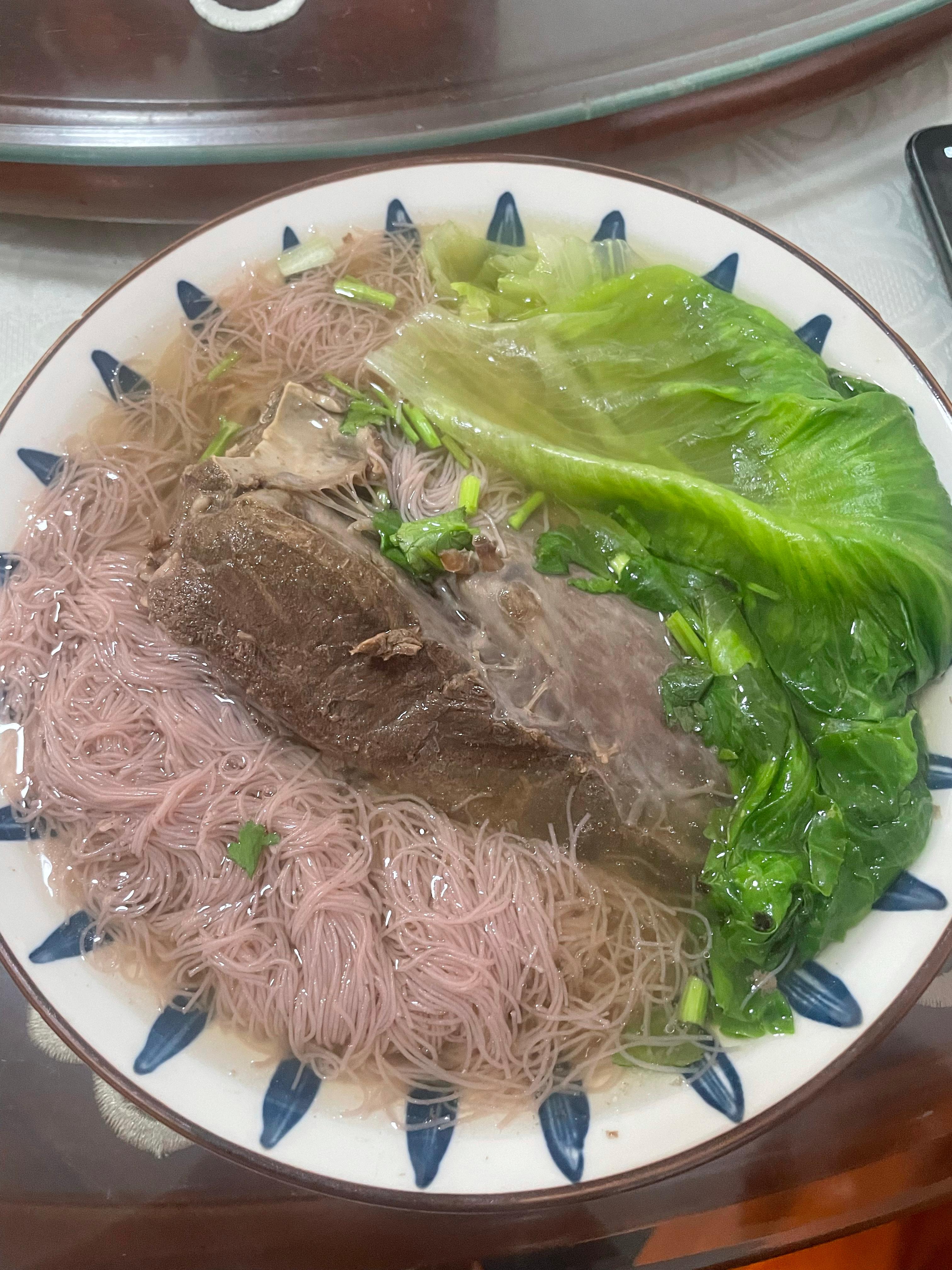 一日一食一记[超话]  儿子早餐，一大碗牛心米粉汤，午餐还要再打包家里一盒牛腩牛