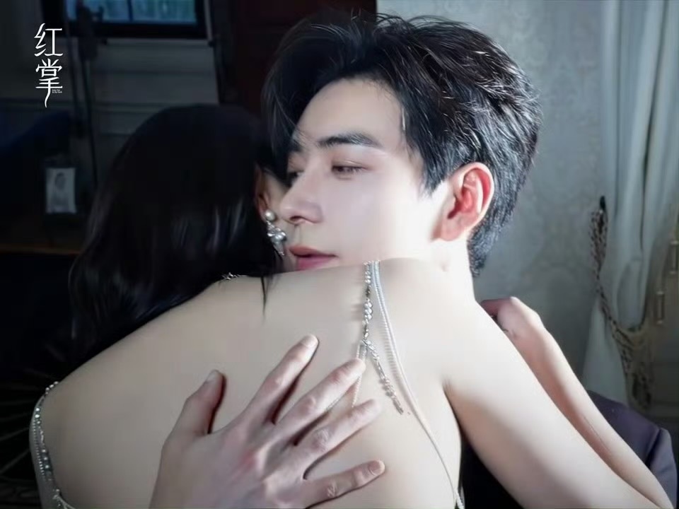 陈星旭单手公主抱了关晓彤，这个红掌杀青大片完全是震撼美味😋 ​​​