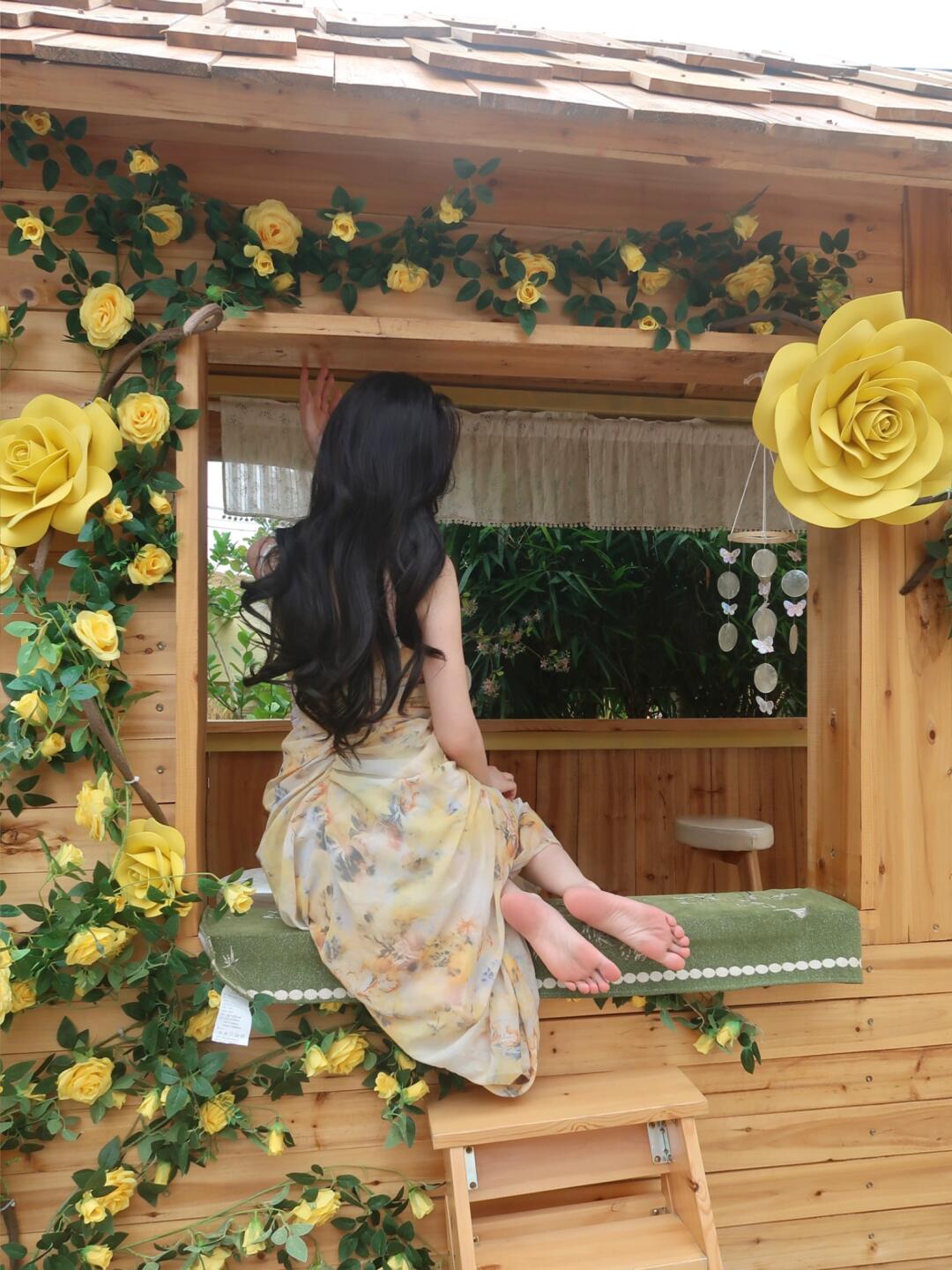 淡黄的长裙蓬松的头发