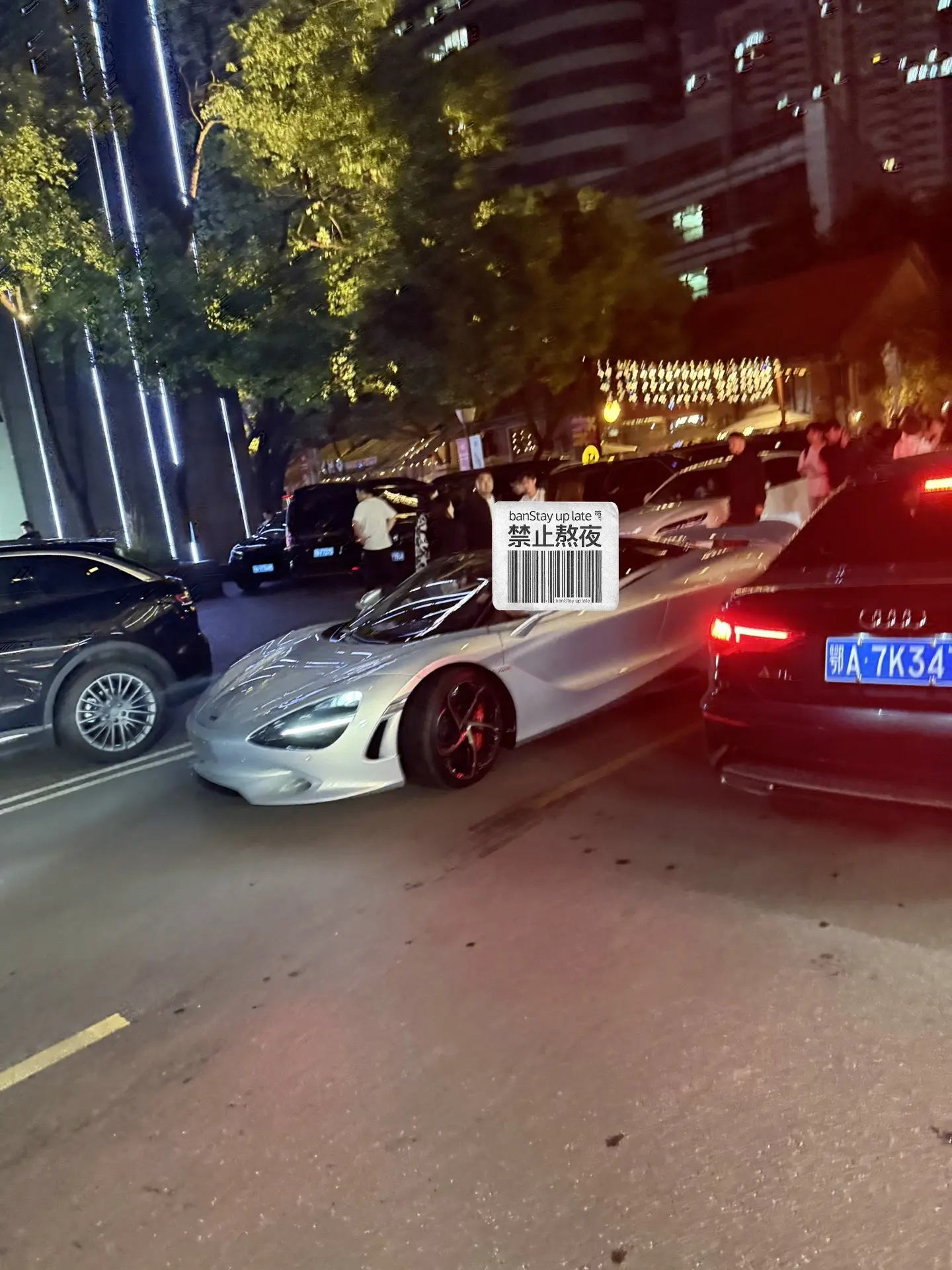 深夜 中国大陆地区个位数的迈凯伦750S敞篷银色的外观加上敞篷武汉唯一...