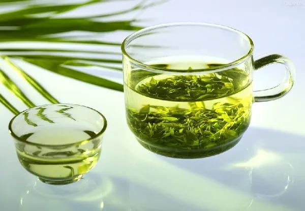 茶与人生:
茶不过两个姿态：
沉，浮！
饮茶人不过两种动作：
拿起，放下。
人生