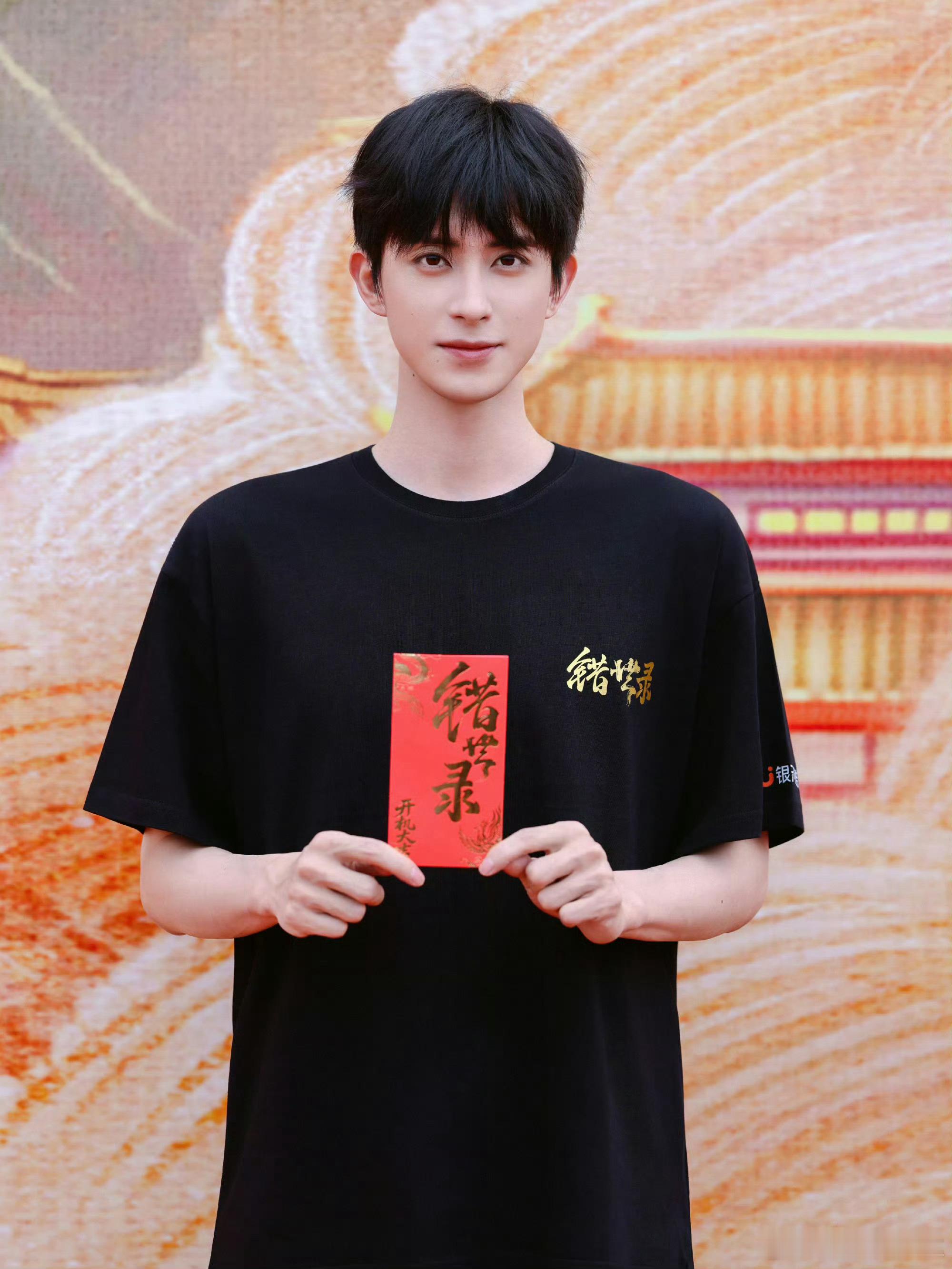 敖瑞鹏这状态完全男大来的敖瑞鹏好薄一片错世录开机氛围感拉满，顺毛黑发清爽秀气，身