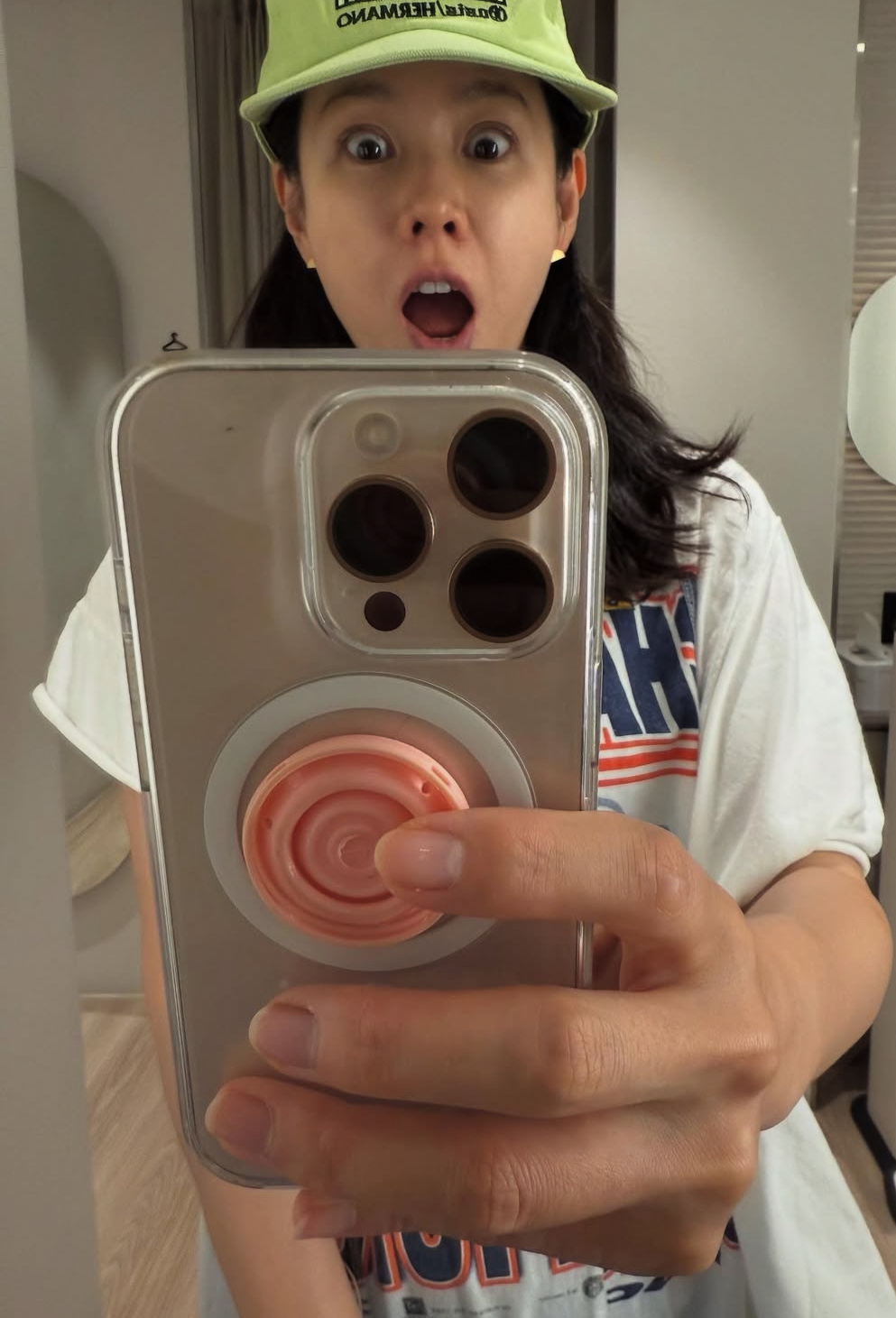 孙艺珍今天更新ins，晒出了健身后的搞怪自拍照🤳 ​​​