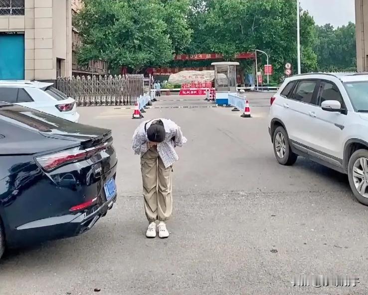 在即将离别的时候，女儿独自站在校门口看着母亲，接下来女孩的举行，让母亲感动不已。