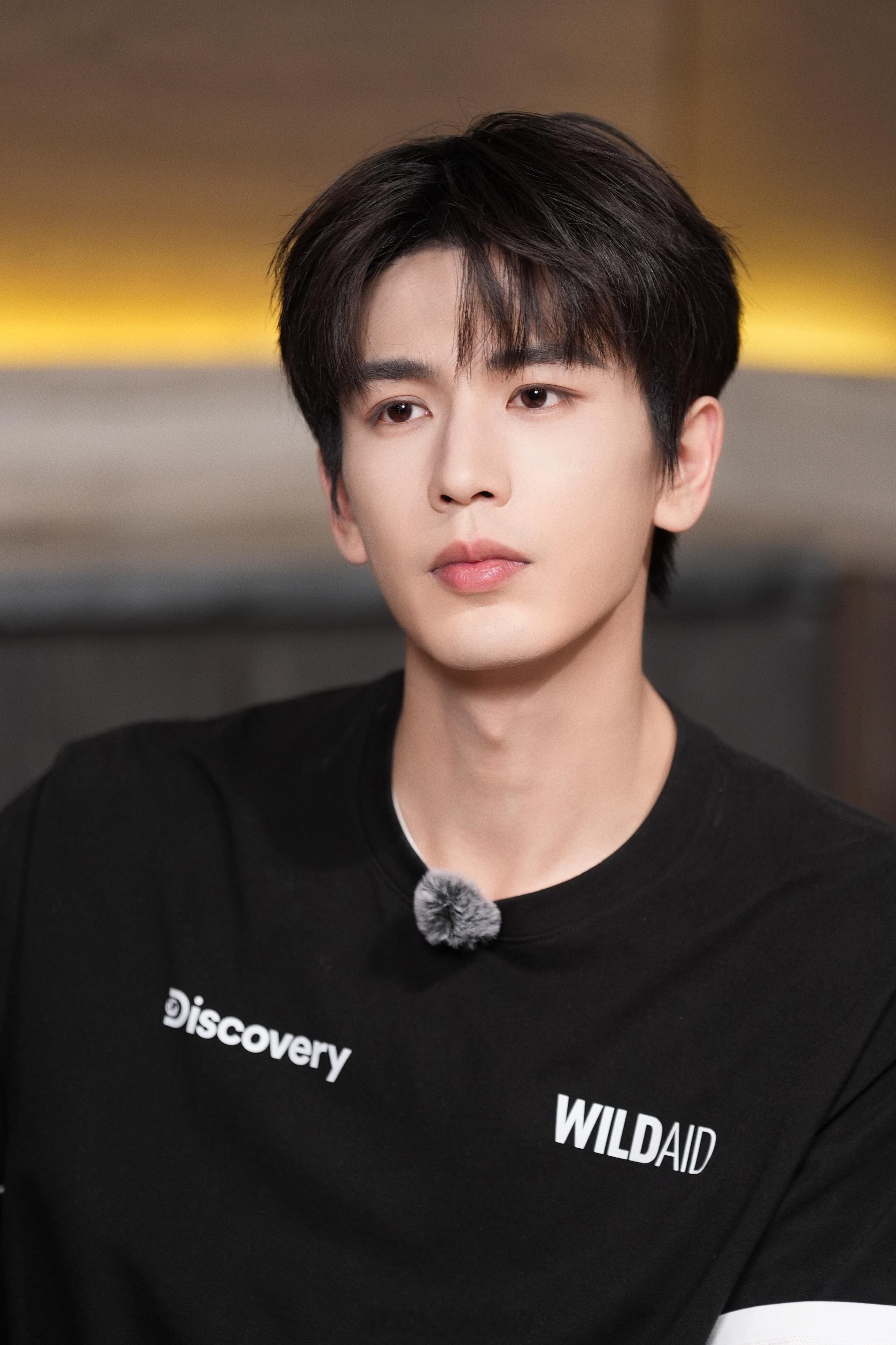 张凌赫工作室发文称艺人在拍摄打戏时因情绪激烈体能消耗大、临时糖分摄入不足引发轻微