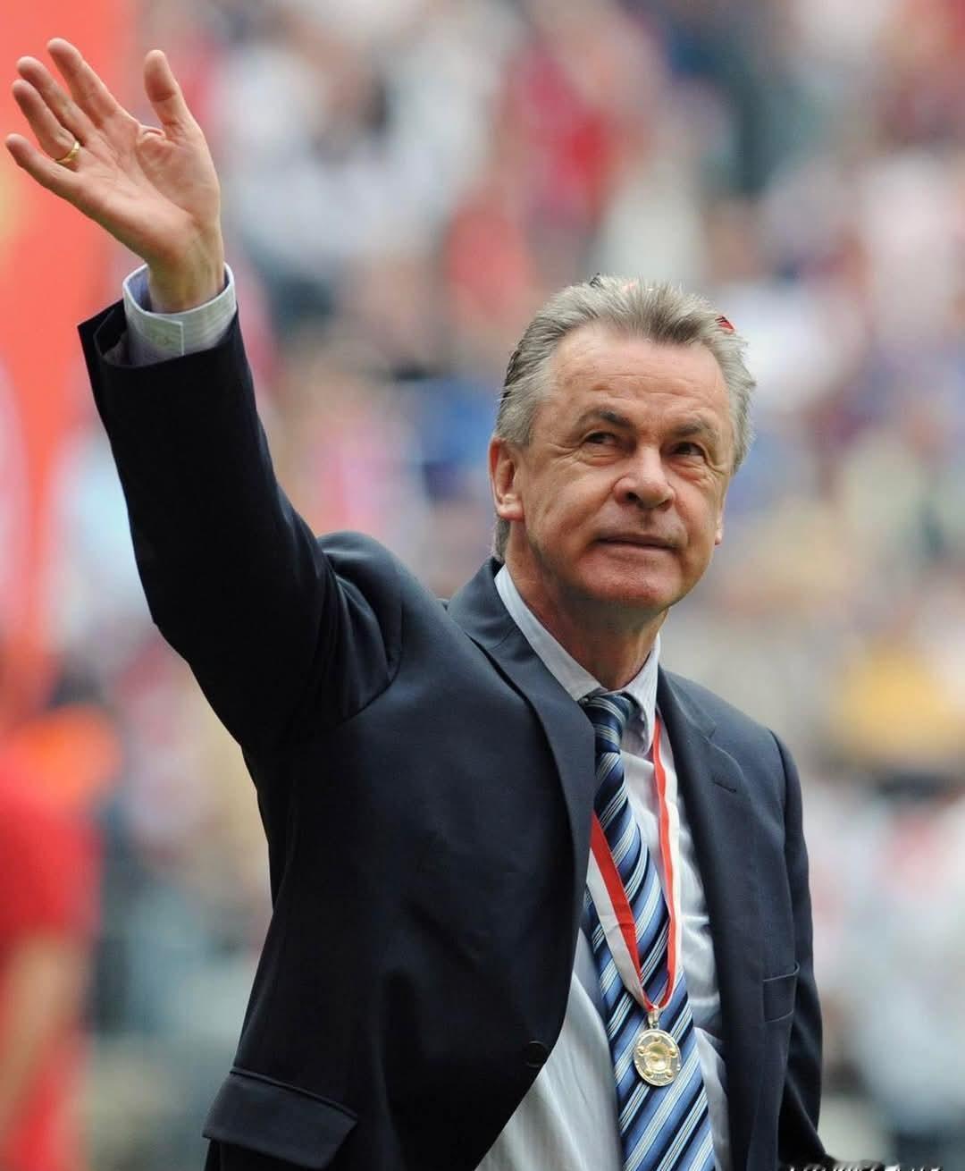 希斯菲尔德没喊过口号，却养出了拉姆和小猪。
他带多特打穿欧冠，转身又把拜仁拎上王