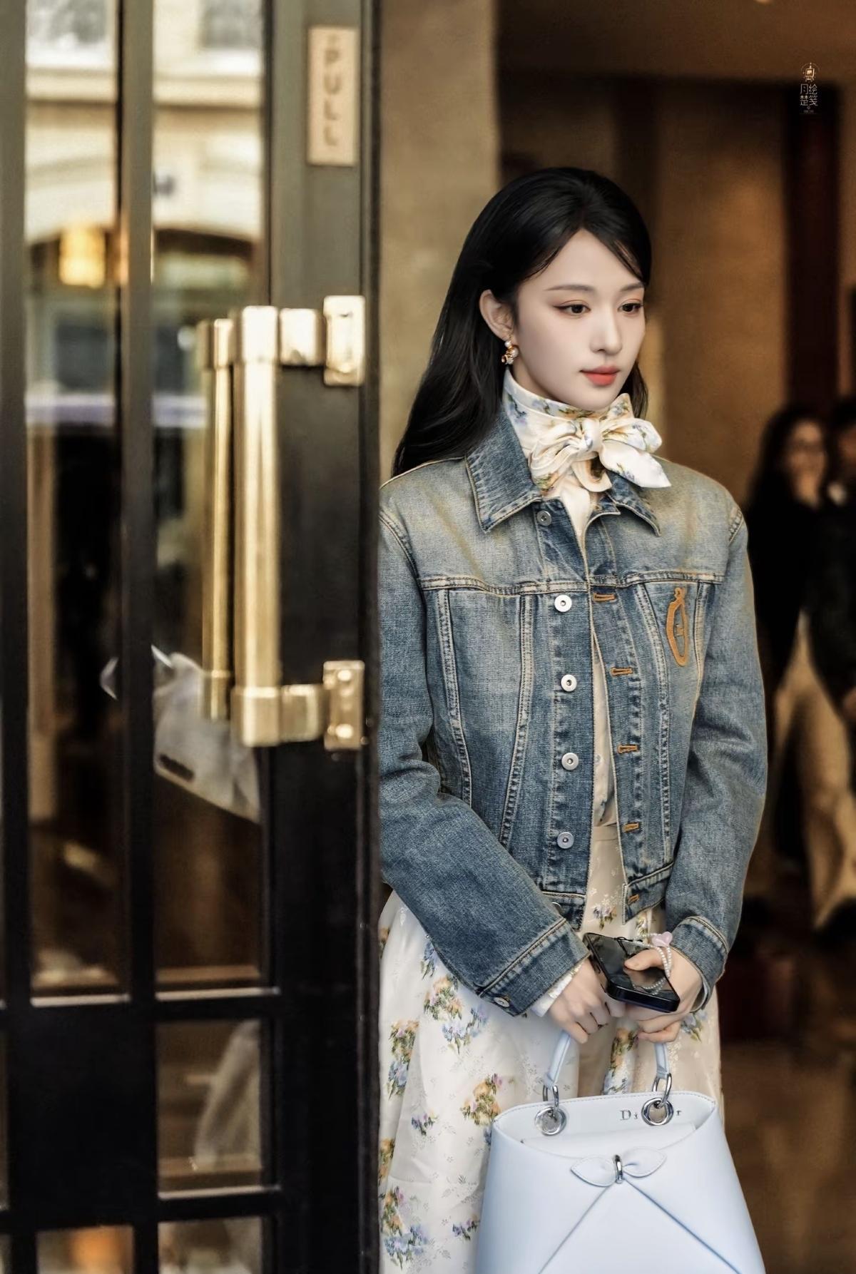 王楚然亮相巴黎时装周，做旧牛仔夹克碰撞柔美元素，利落中透着优雅，每一处细节都很有