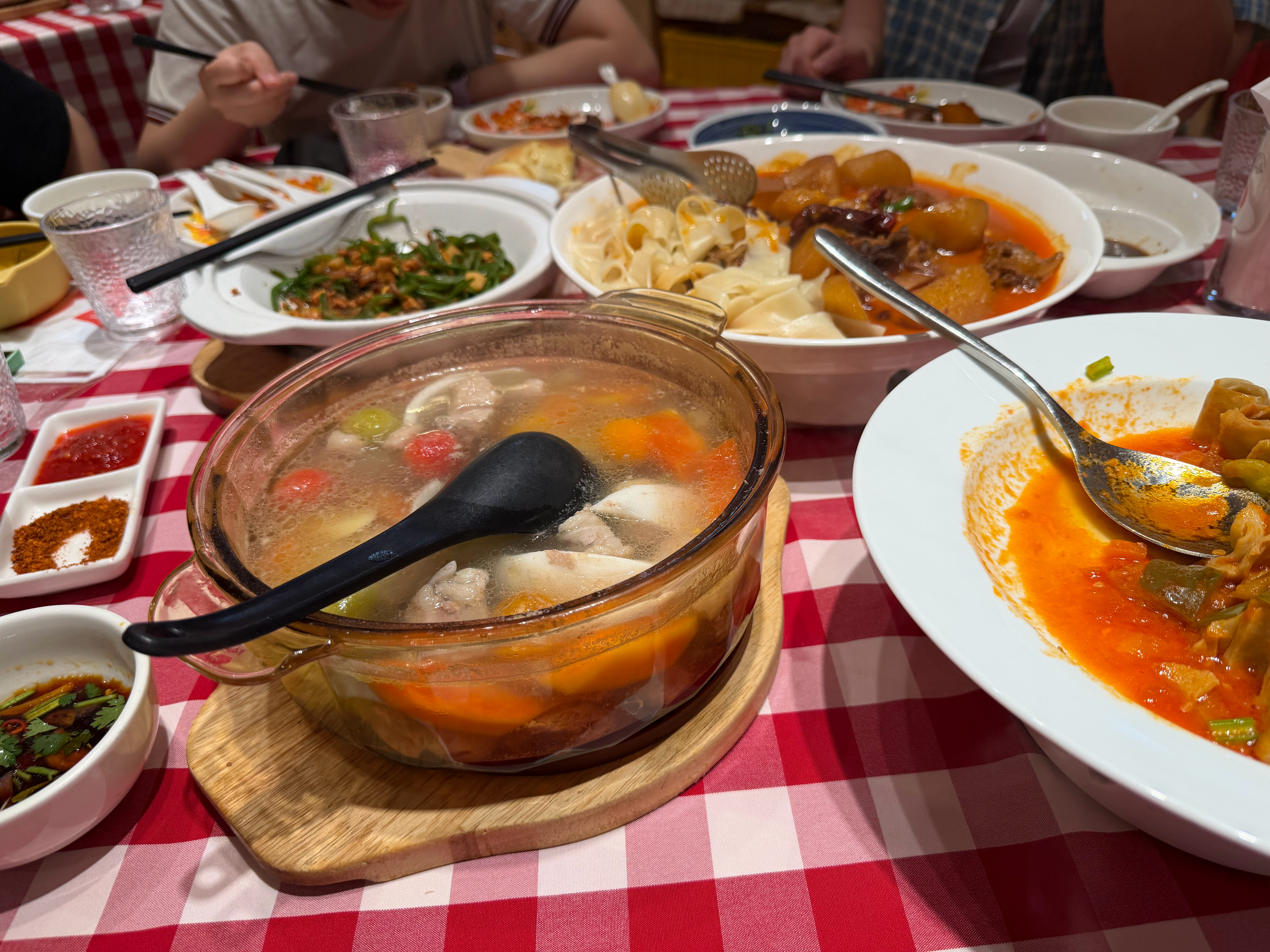 中午跟同事们吃饭+吃瓜，感慨两个事情：1️⃣我的核心员工都很能理解我今年因为ai