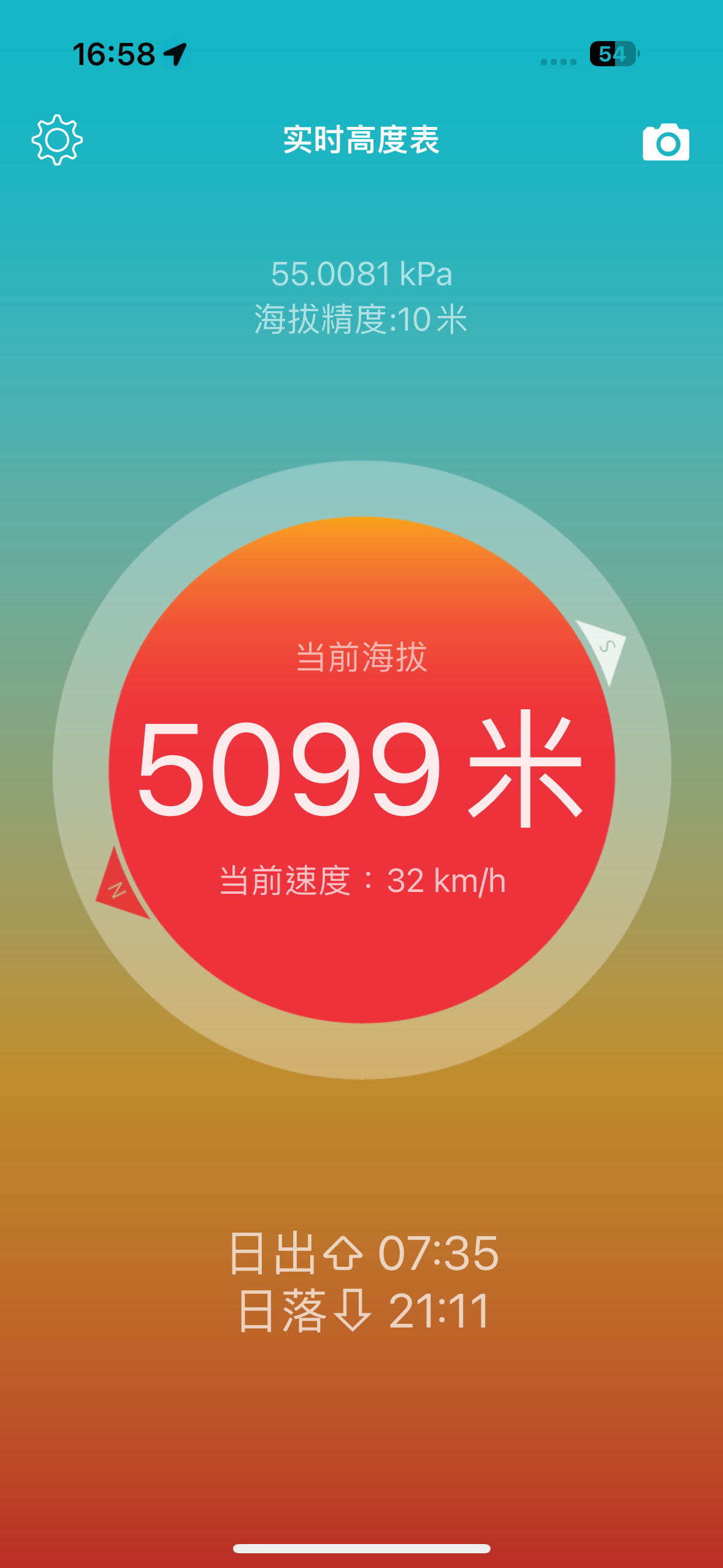 在西藏最高的海拔不是在景点 ，而是在路途中每次的路都是在爬坡而且都是弯道甚至可以