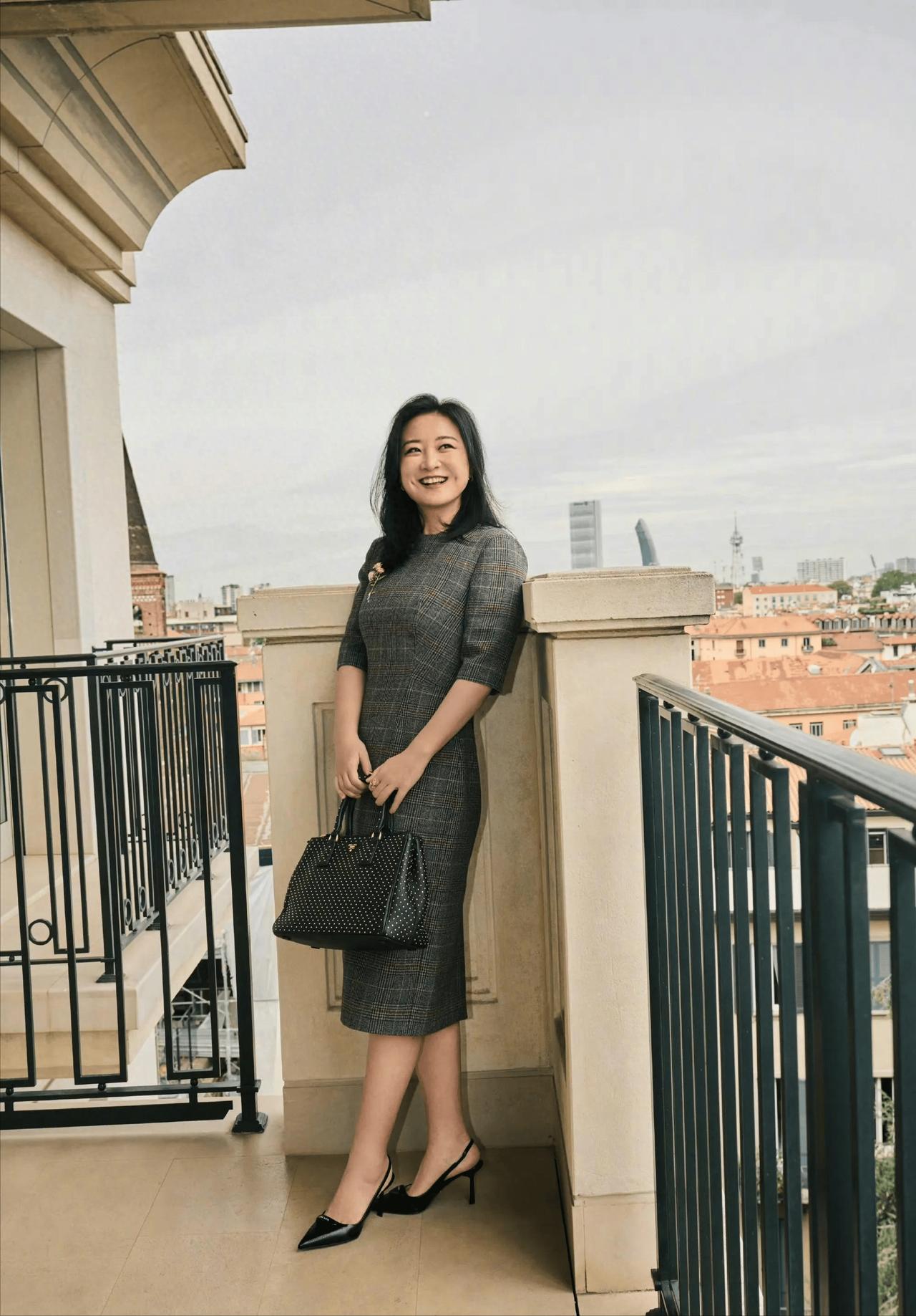 贾玲罕见公开露面又瘦了 
我想正常女生大多都不喜欢自己胖吧！
贾玲现在的状态挺好