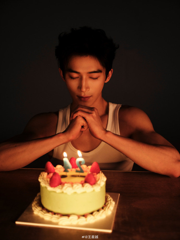 王星越晒24岁生日照 王星越晒24岁生日照，未来也继续发光吧~ 