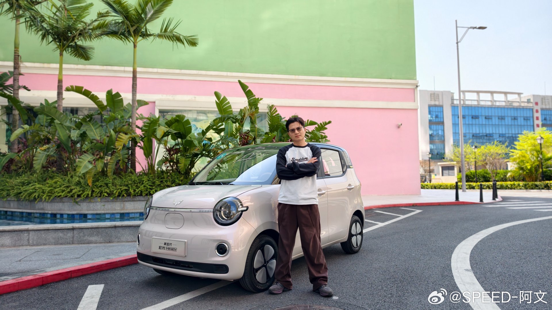 你们都去看F1，只有我还在开五菱第五代五菱宏光miniev