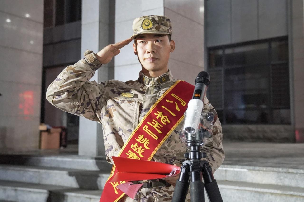 2018年，他以义务兵的身份，参加总队“巅峰”特战比武，在一众警士中脱颖而出获得