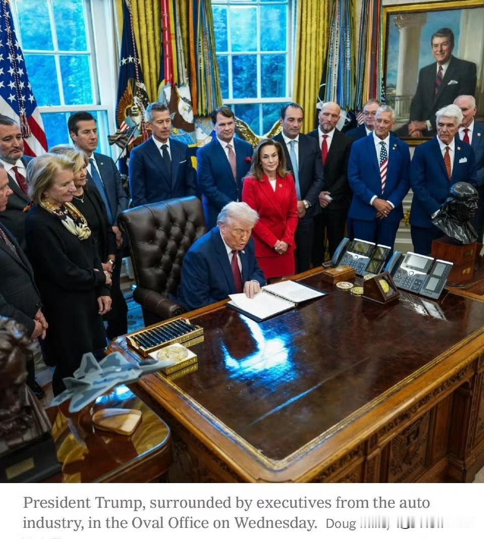 ❗️ 川普在椭圆形办公室宣布美国政府将鼓励开燃油汽车。

       川普宣布