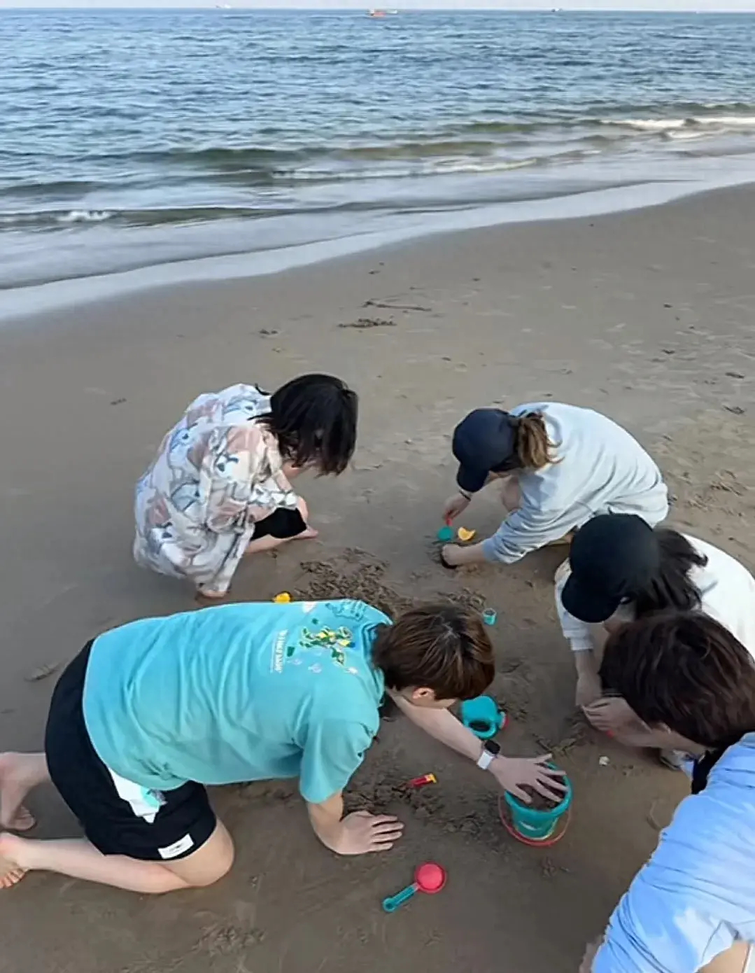 王曼昱在澳门冠军赛后的休息时光格外珍贵。她选择随好友到河北海边放松，享受片刻悠闲