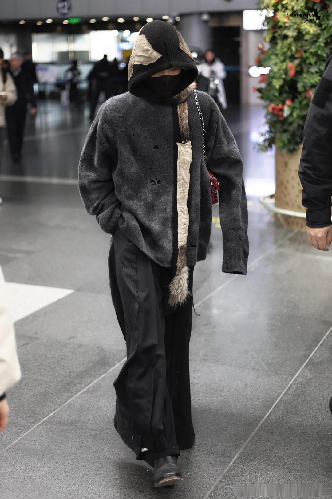 R1SE即将录制欢迎来到蘑菇屋2的机场路透周震南、何洛洛、夏之光、张颜齐、任豪 