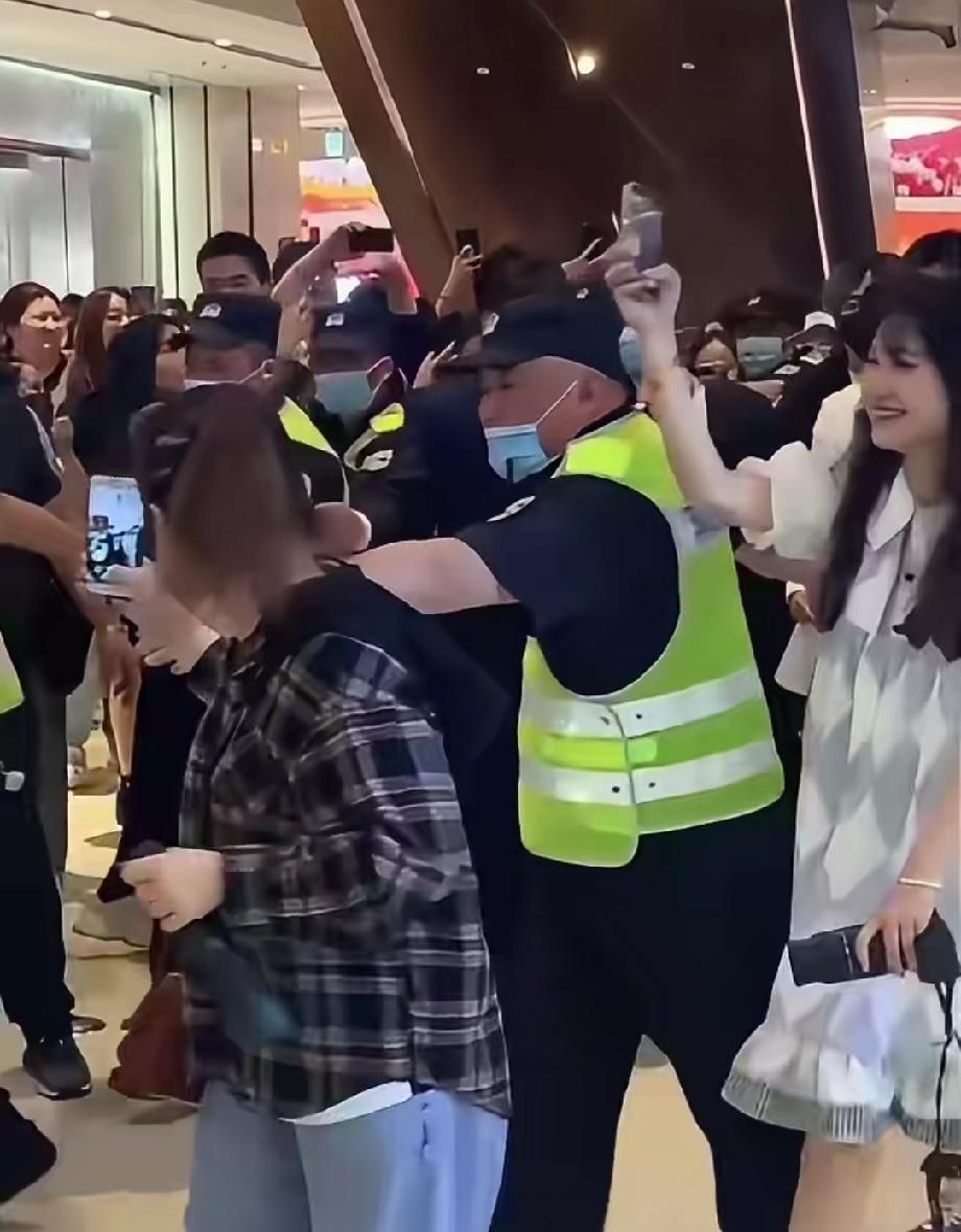 郭麒麟出席某活动，现场太火爆了，赶来看他的粉丝人山人海，都拿着手机拍他，尖叫声、