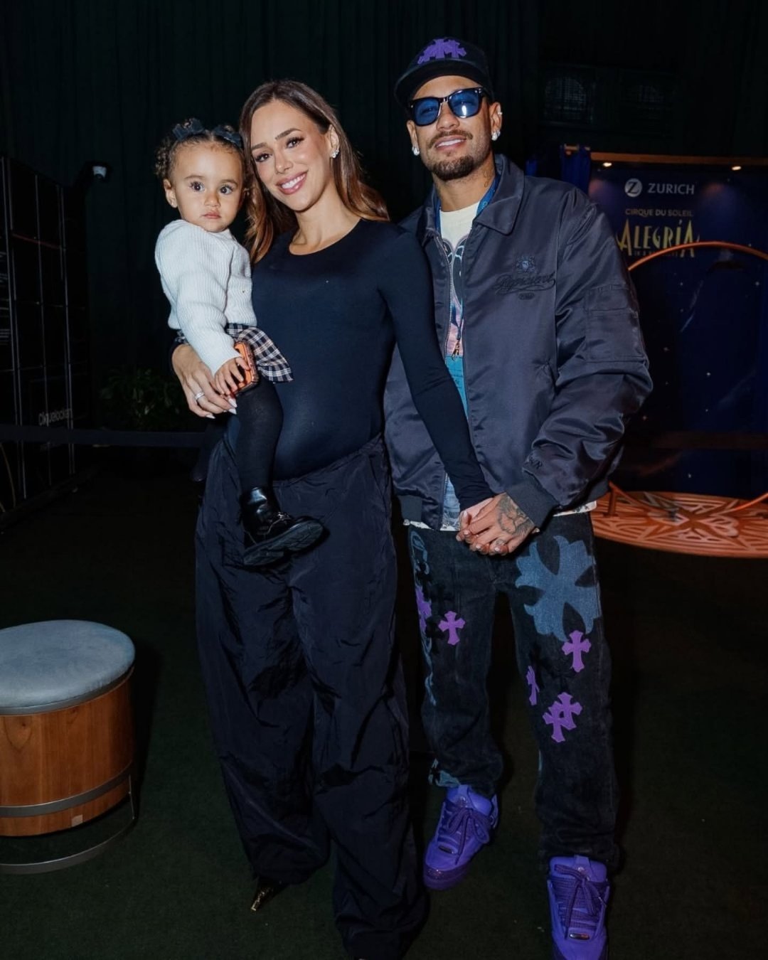 neymar[超话] 梅尔与玛维，和爸爸妈妈一同前去观看太阳马戏团《喜悦》演出。