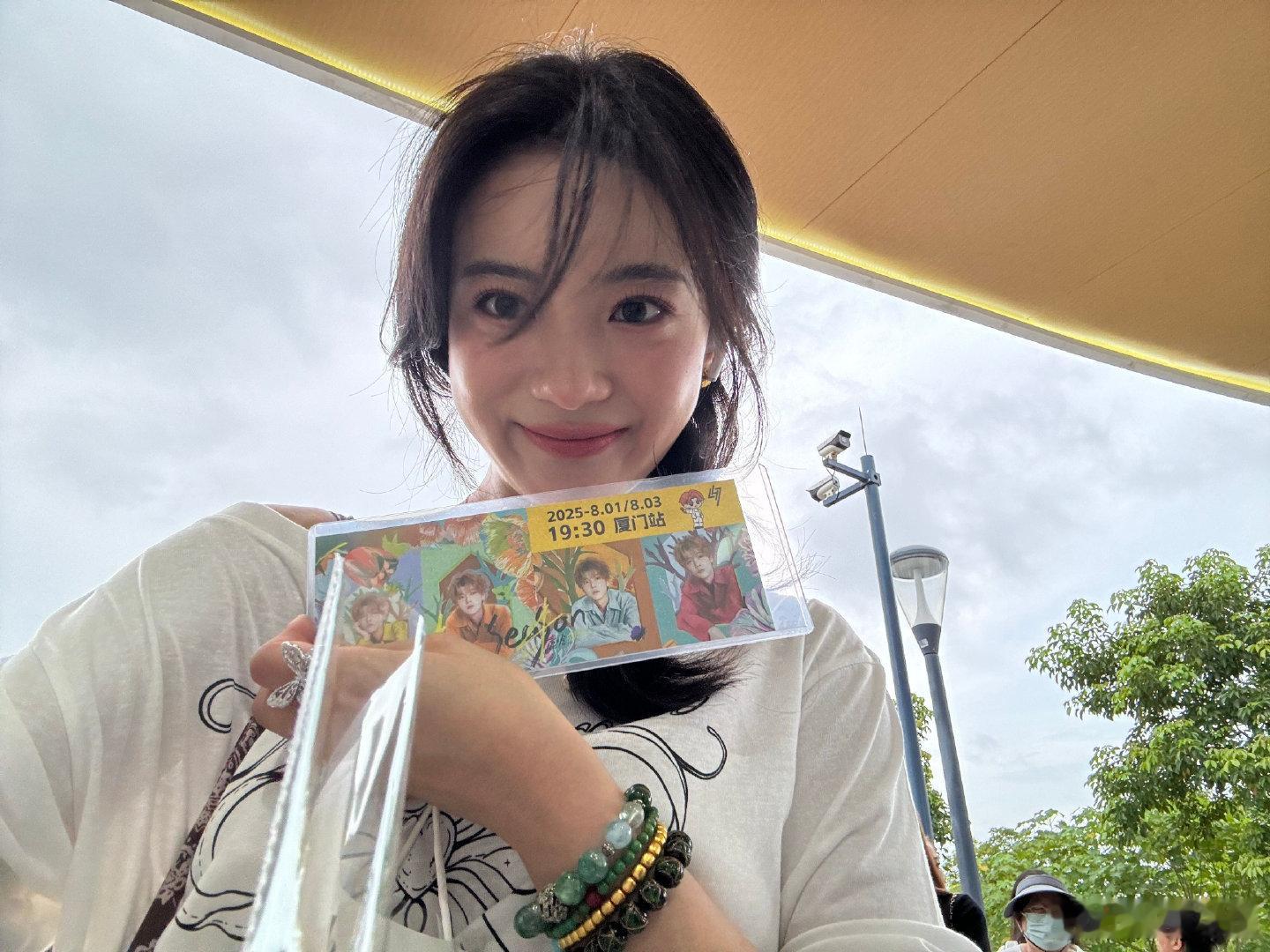张雅钦鹿晗演唱会应援妆回溯往昔，艺考征途漫漫，张雅钦借鹿晗的歌驱散迷茫，坚定逐梦