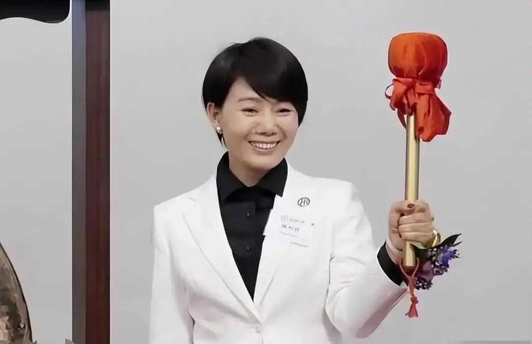 [微风]1994年，四川一女子为给哥哥还债，不惜陪伴老板24年，没想到老板后来大