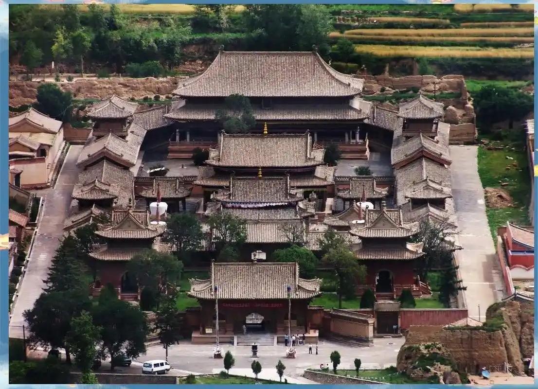 青海乐都瞿昙寺，是藏传佛教与汉风建筑的绝美邂逅。它以故宫为蓝本，中轴对称、三进院