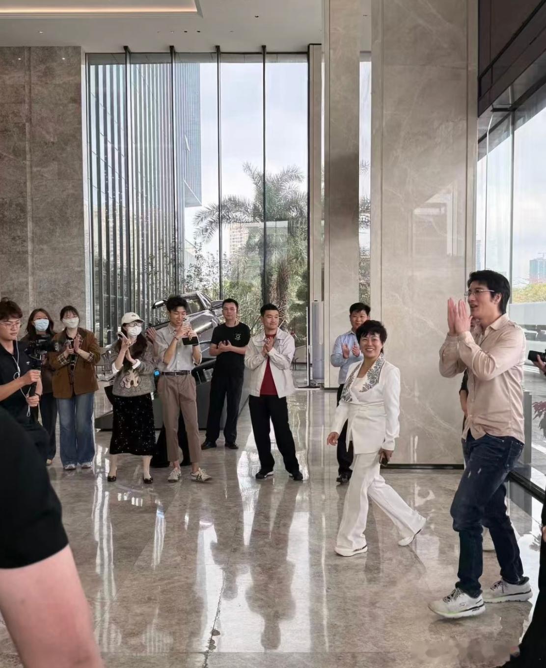 王力宏现身比亚迪总部 进行了一次高规格的参观访问虽然双方还没有官宣具体的合作内容