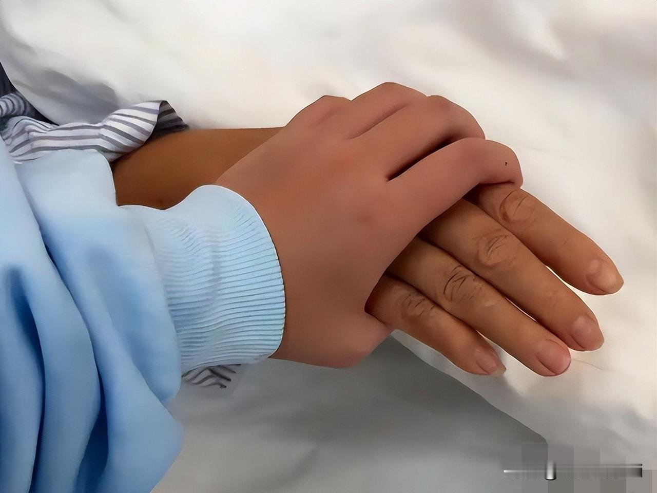 全红婵妈妈生病睡在床上，她发文，爱你妈妈。一张病床牵手照，爱你妈妈”，没有华丽词