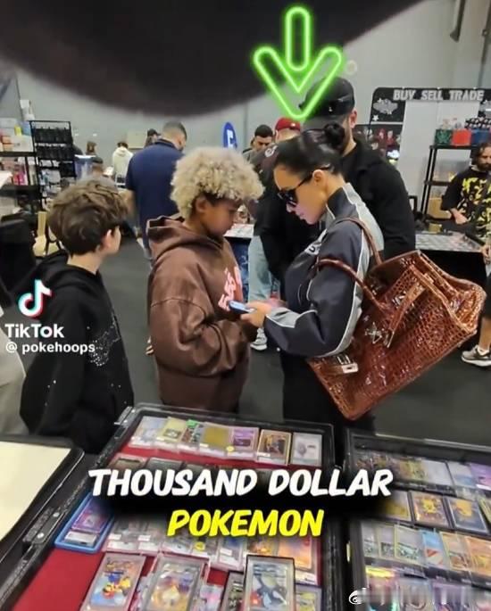 金·卡戴珊带儿子逛宝可梦卡牌展近日，一场人头攒动的宝可梦卡牌交易展上，上演了一幕