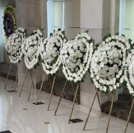 一位火葬场工作人员说：“人死后，一是要火化，二是火化后，不要领骨灰，让火葬厂处理