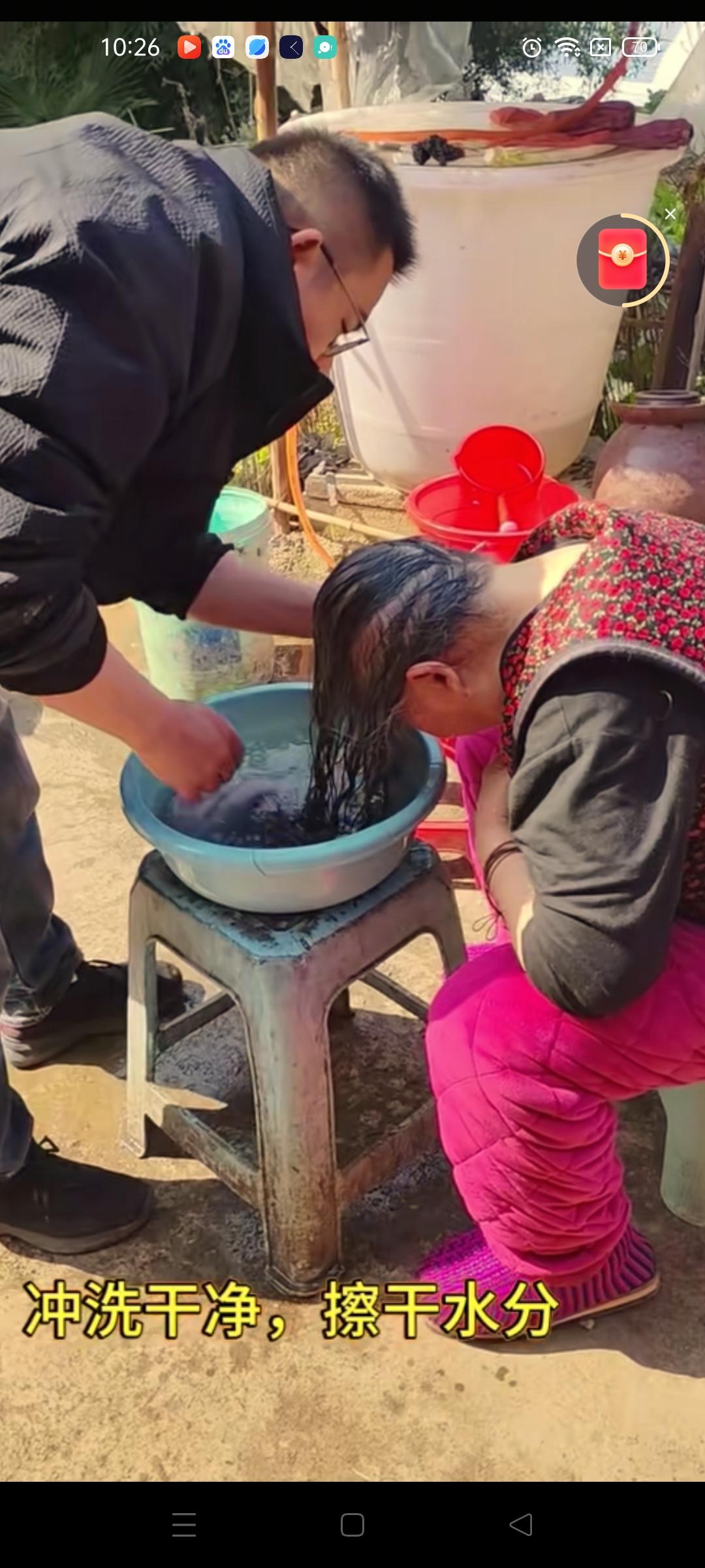 胡龙回到家一刻也不闲着 ，今天他在家里除了打扫卫生之外 ，还帮妈妈洗了头发 ，洗